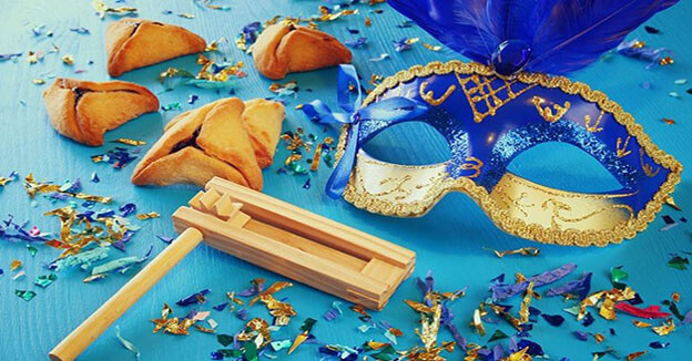 В этом году Пурим приходится на месяц март. На картинке маска, игрушка и пуримские сладости.