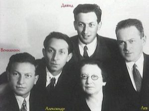 Анна Григорьевна с сыновьями
